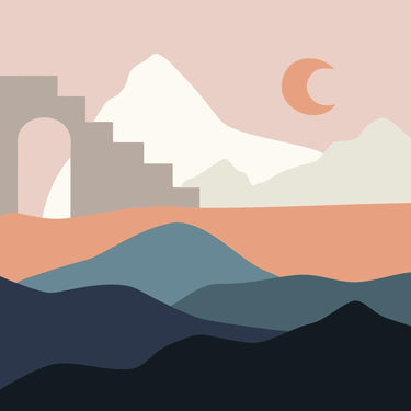 Vuoristomaisema, jossa kuu ja minimalistiset vuorten muodot korostuvat pehmeissä sävyissä.